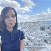 Laureata in lettere impartisce lezioni di italiano, storia e anche linguistica per studenti universitari